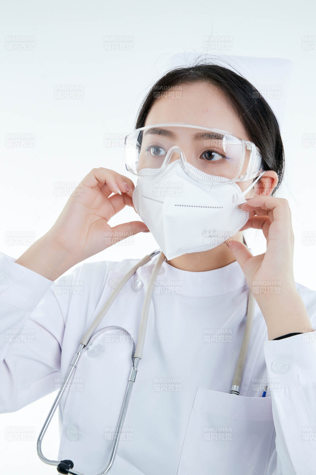 女性醫護人員展示規范的口罩正確佩戴方式