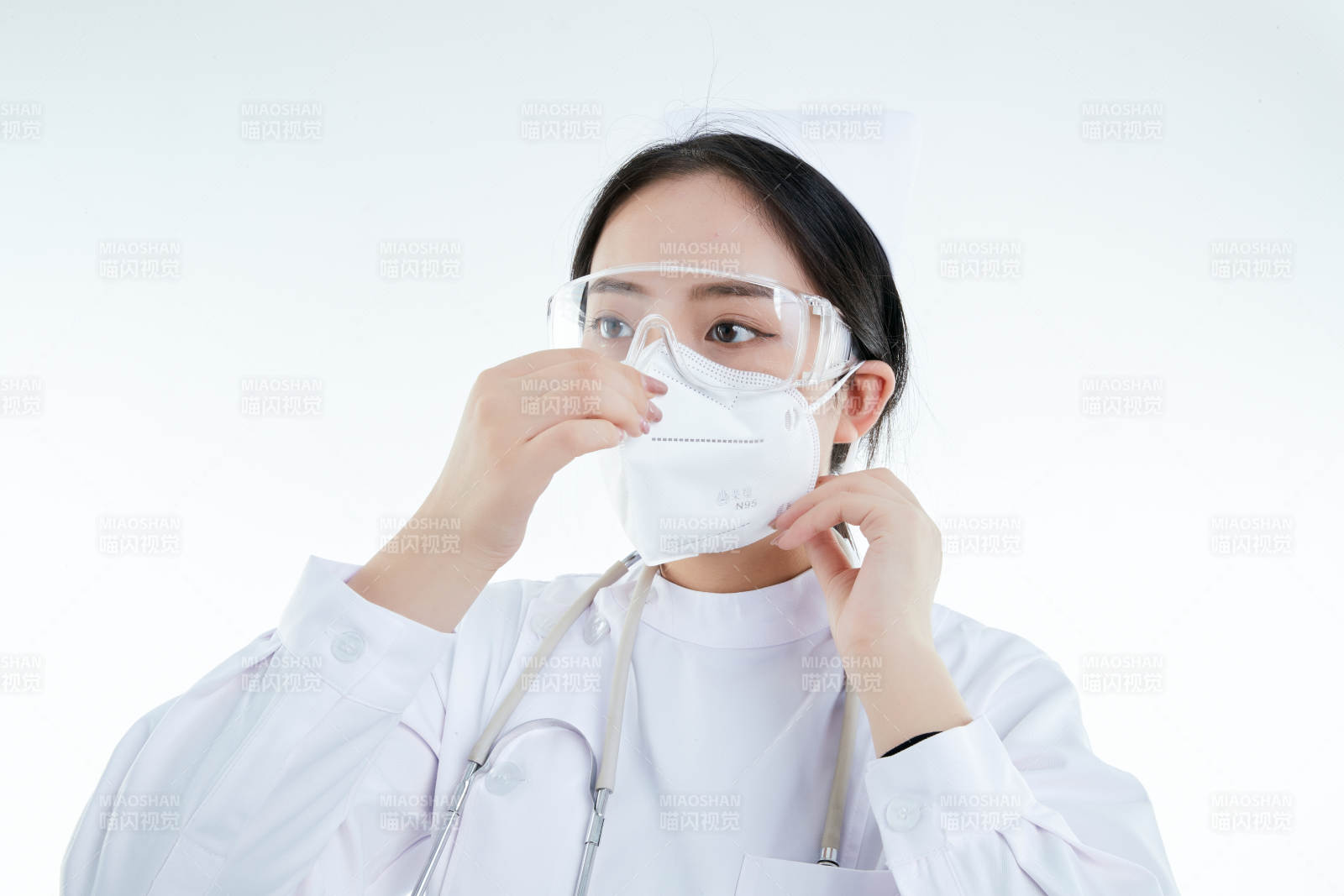 女性醫護人員展示規范的口罩正確佩戴方式