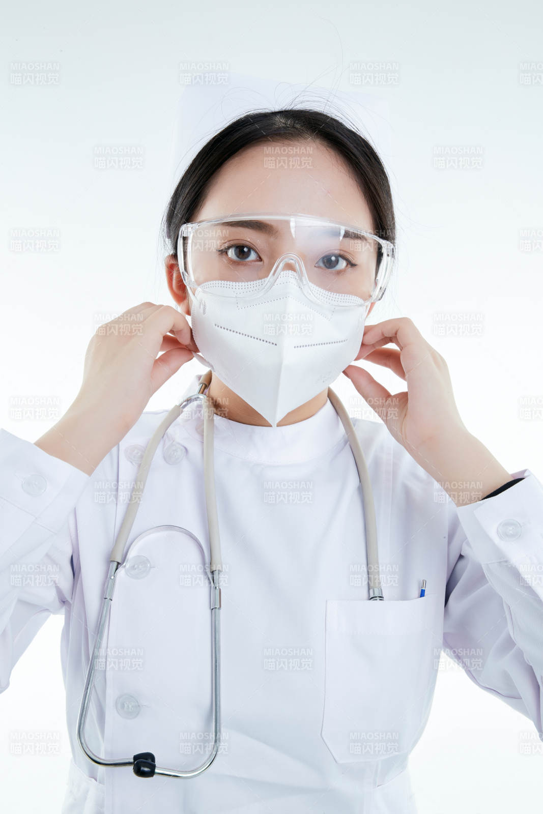 女性醫(yī)護(hù)人員展示規(guī)范的口罩正確佩戴方式