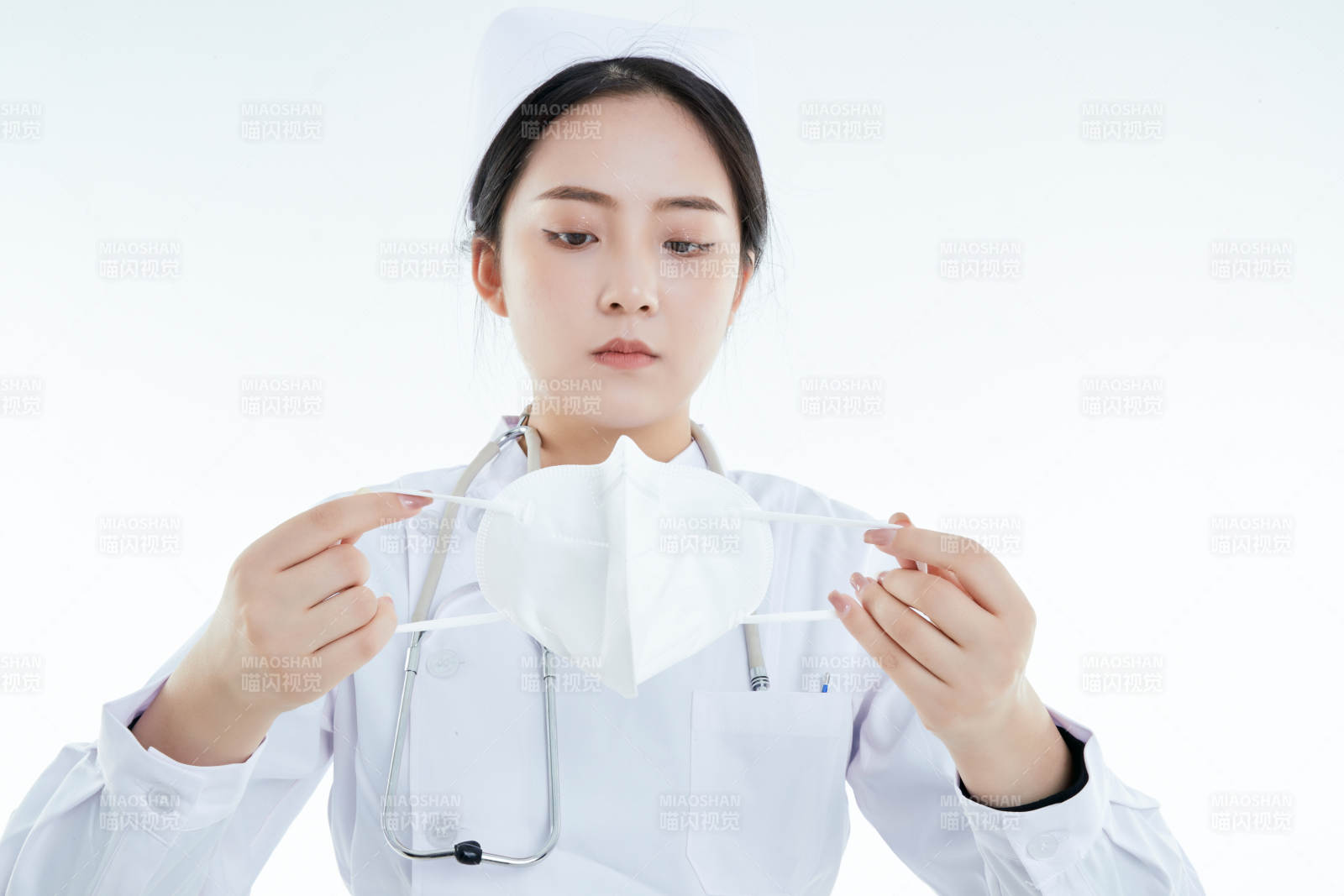 女性醫(yī)護(hù)人員展示規(guī)范的口罩正確佩戴方式
