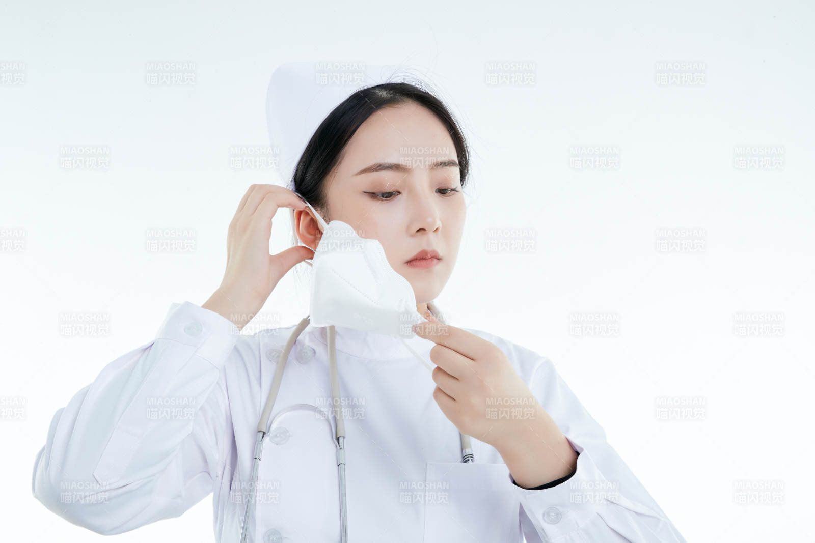 女性醫護人員展示規范的口罩正確佩戴方式