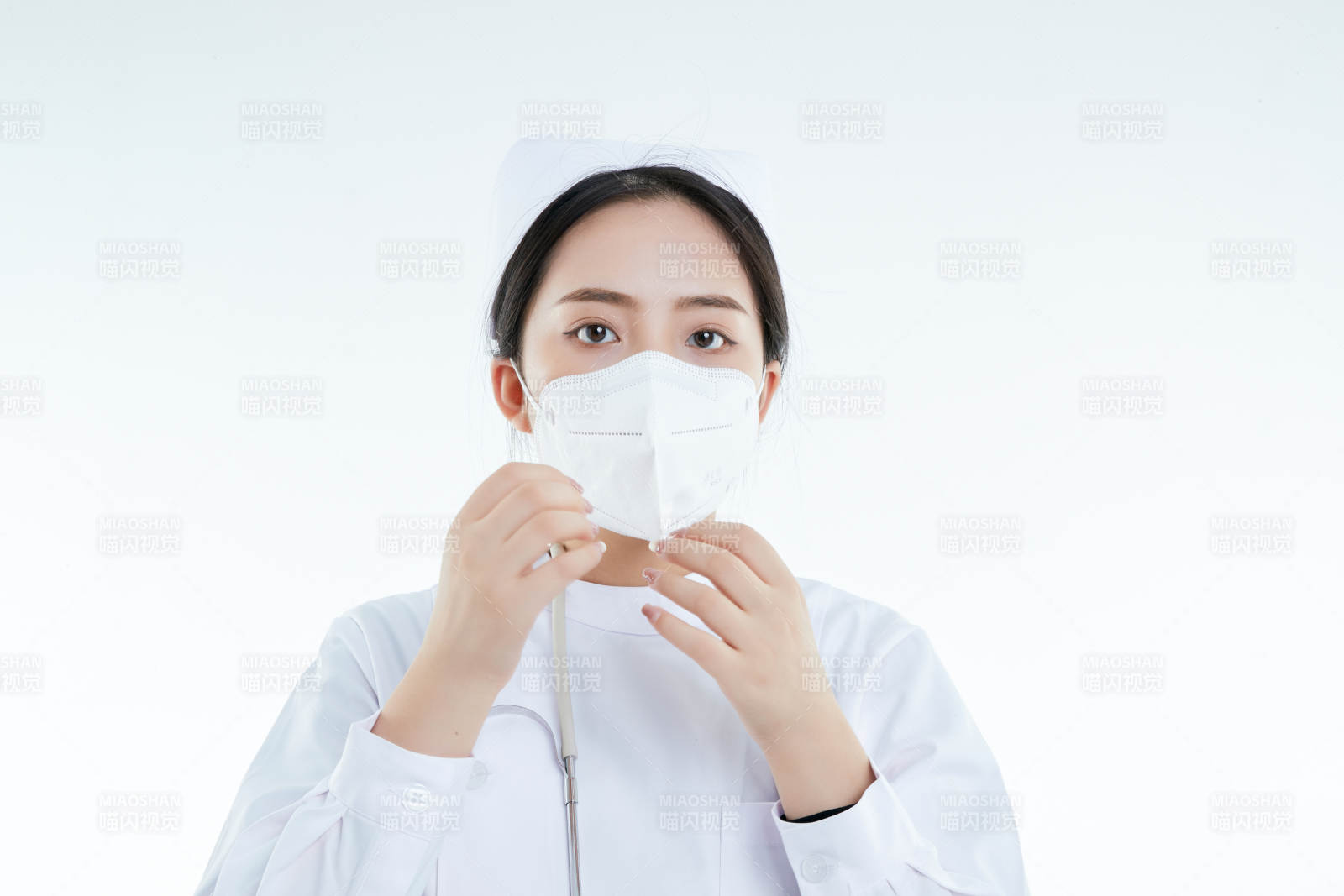 女性醫護人員展示規范的口罩正確佩戴方式