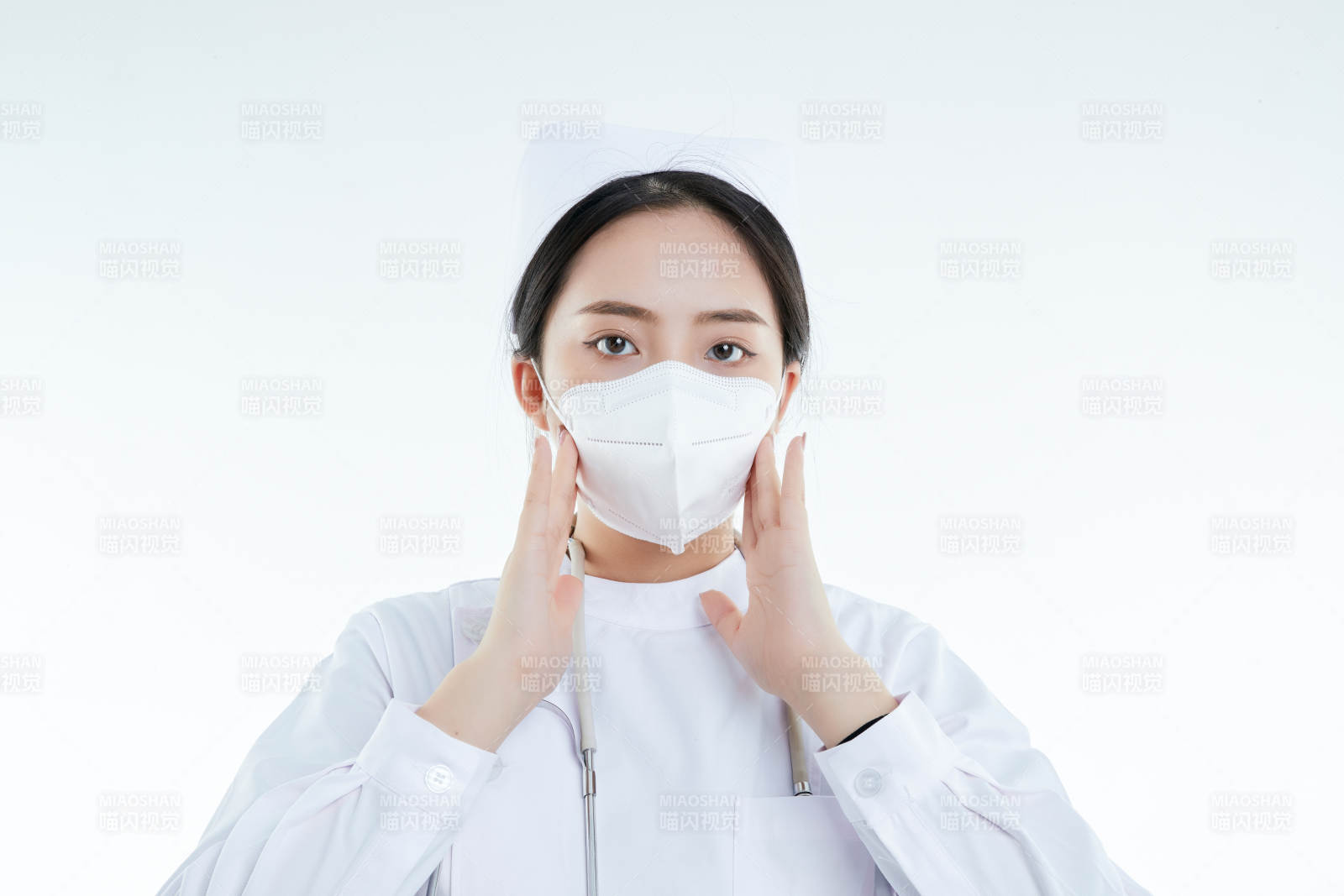 女性醫(yī)護(hù)人員展示規(guī)范的口罩正確佩戴方式