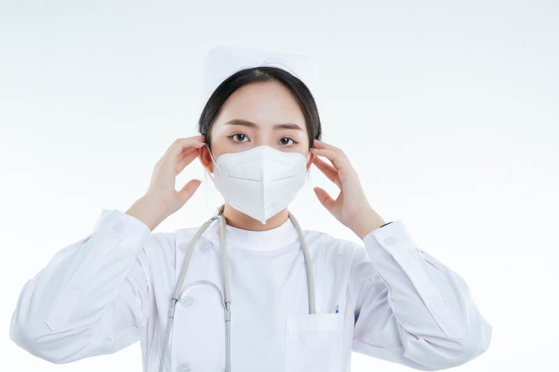 女性医护人员展示规范的口罩正确佩戴方式