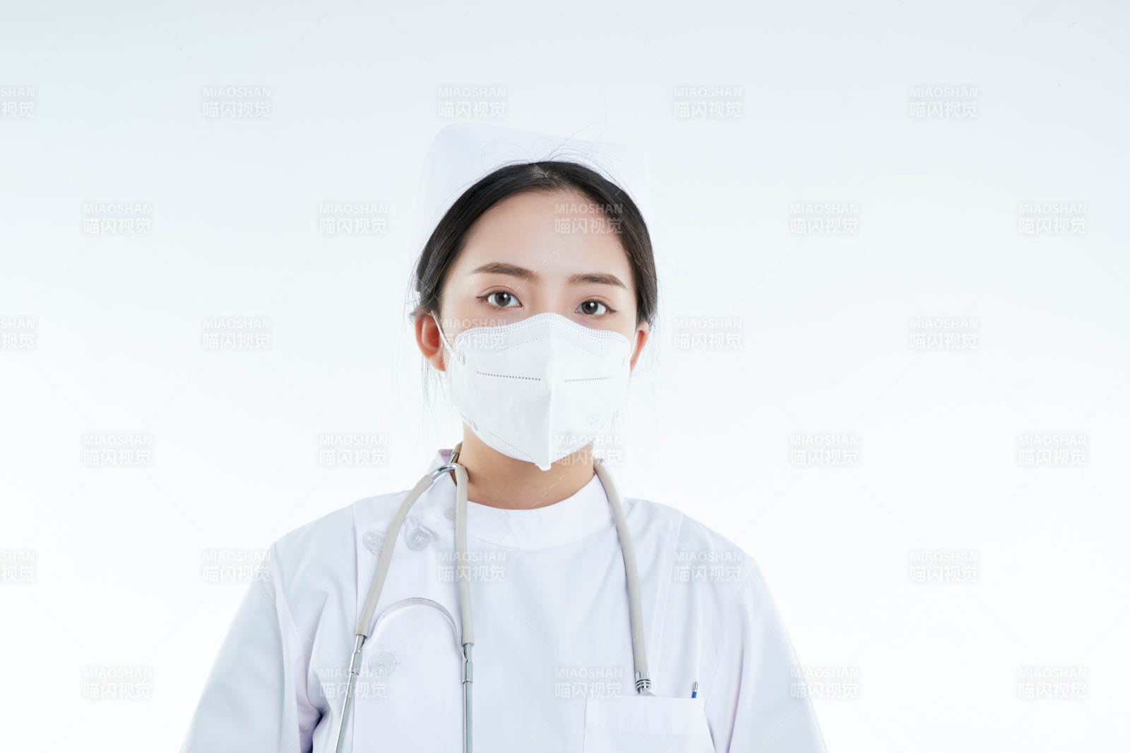 女性醫(yī)護人員展示規(guī)范的口罩正確佩戴方式