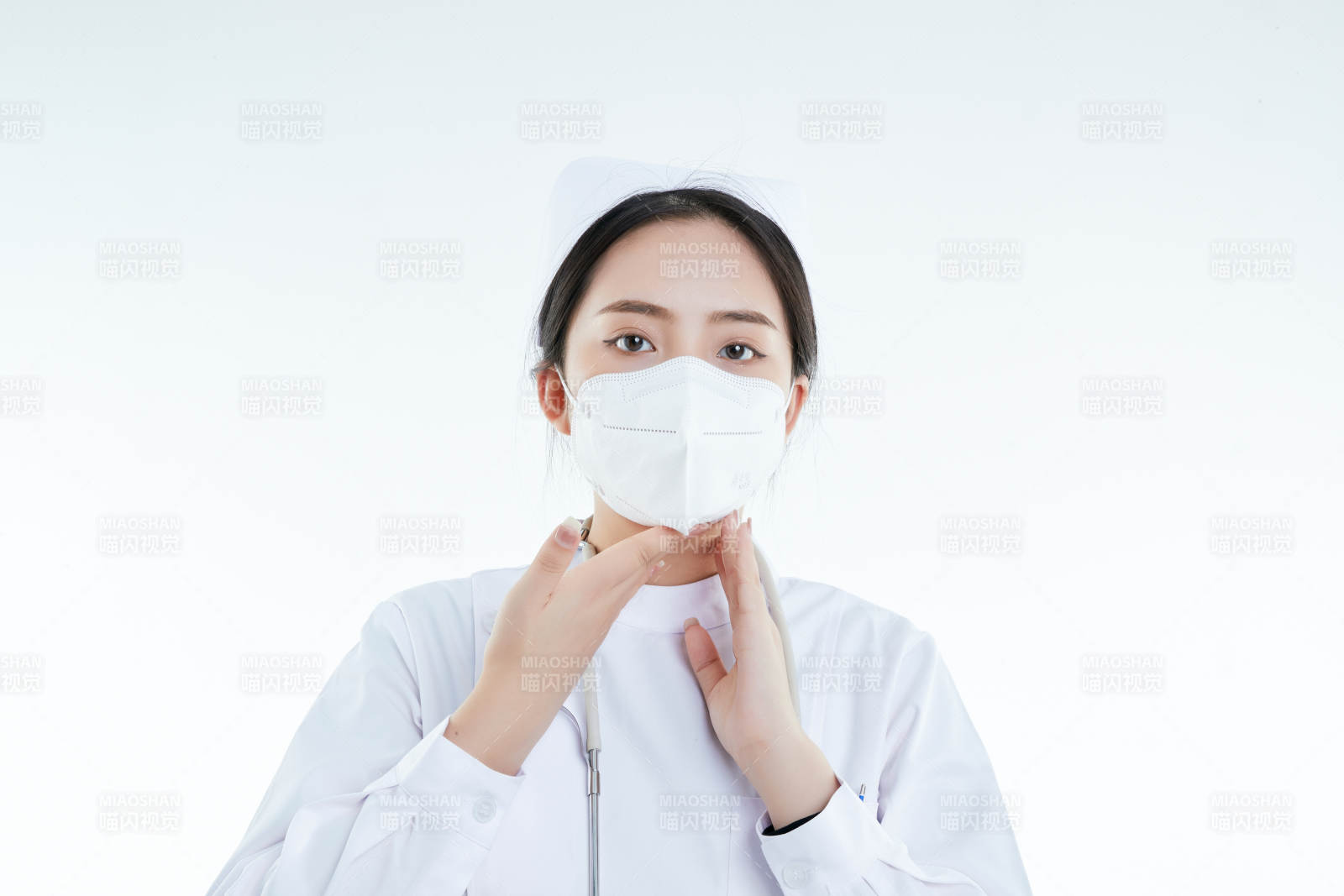 女性醫護人員展示規范的口罩正確佩戴方式