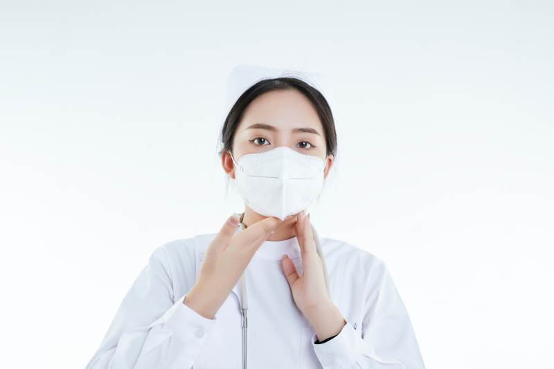 女性医护人员展示规范的口罩正确佩戴方式