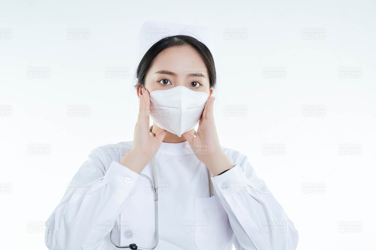 女性醫護人員展示規范的口罩正確佩戴方式