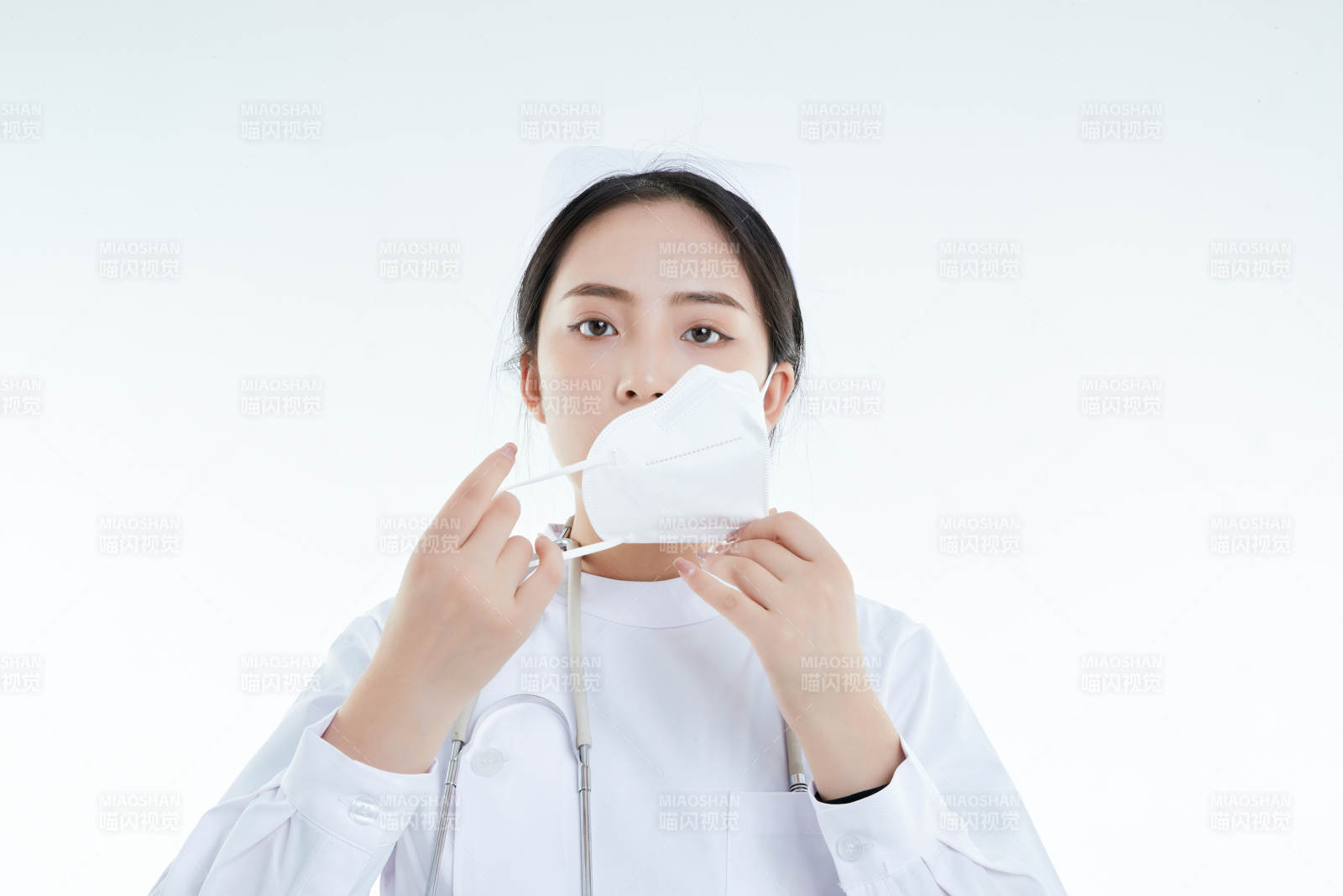 女性醫(yī)護(hù)人員展示規(guī)范的口罩正確佩戴方式