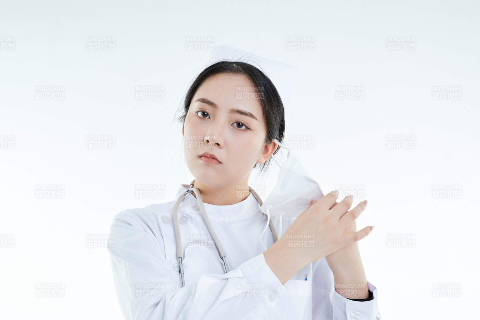 女性醫護人員展示規范的口罩正確佩戴方式