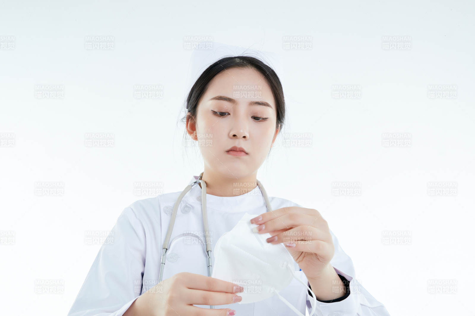 女性醫護人員展示規范的口罩正確佩戴方式