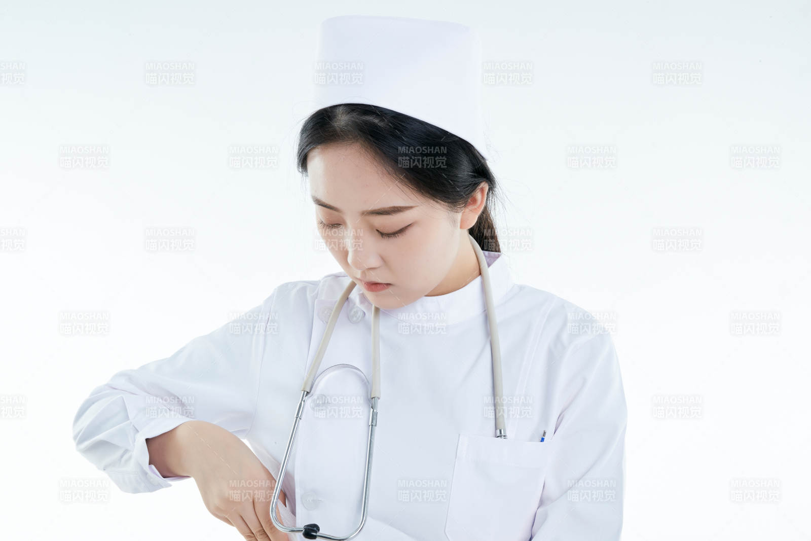 女性醫護人員展示規范的口罩正確佩戴方式