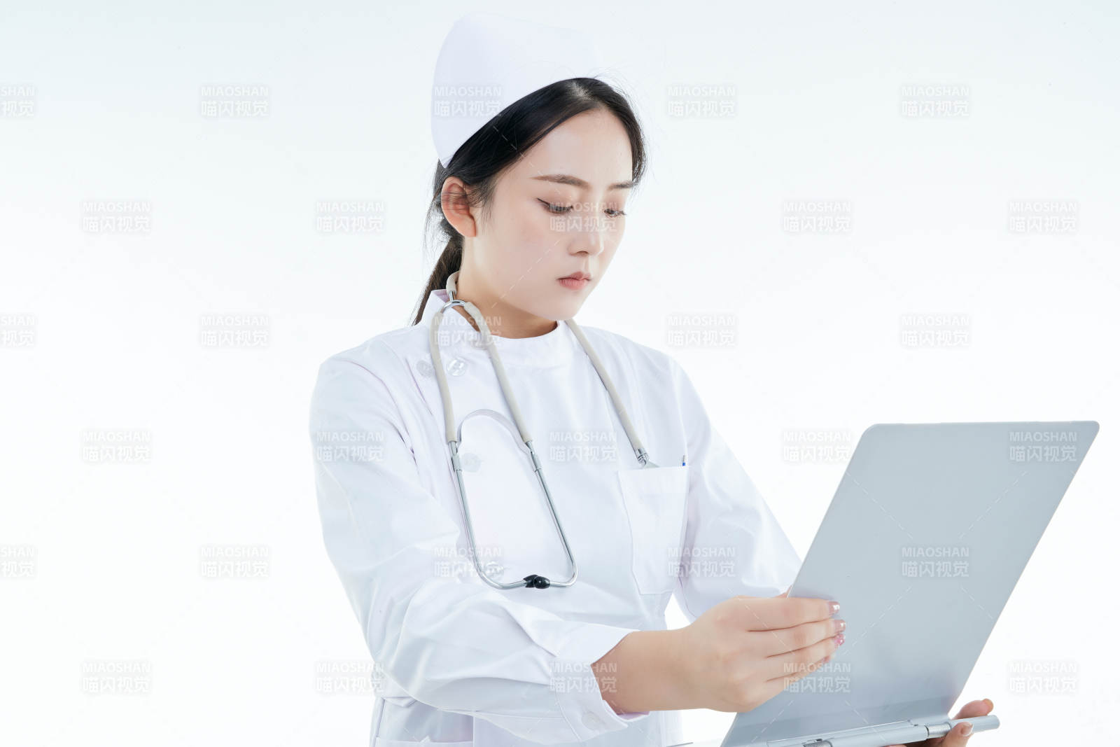 白背景里穿護士服手持病歷夾的美女護士
