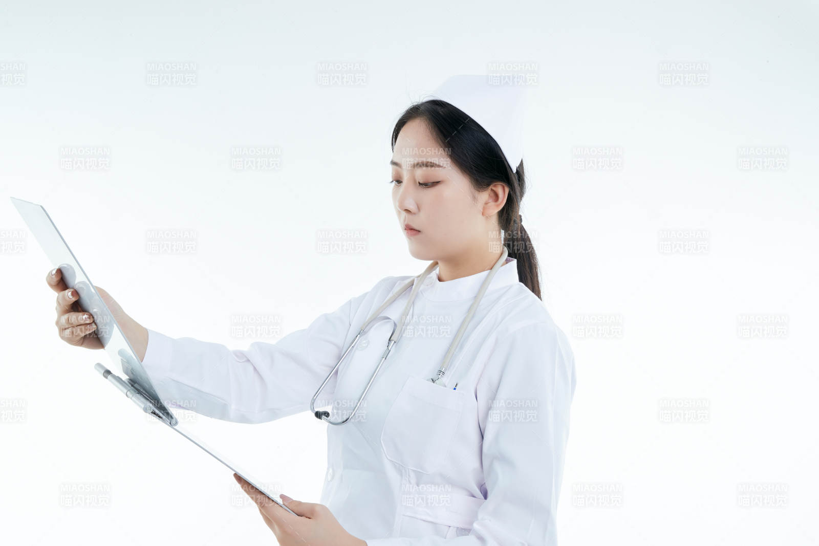 白背景里穿護士服手持病歷夾的美女護士