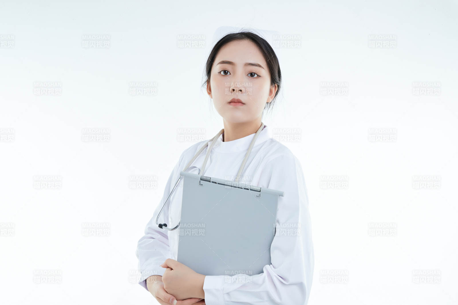 白背景里穿護士服手持病歷夾的美女護士