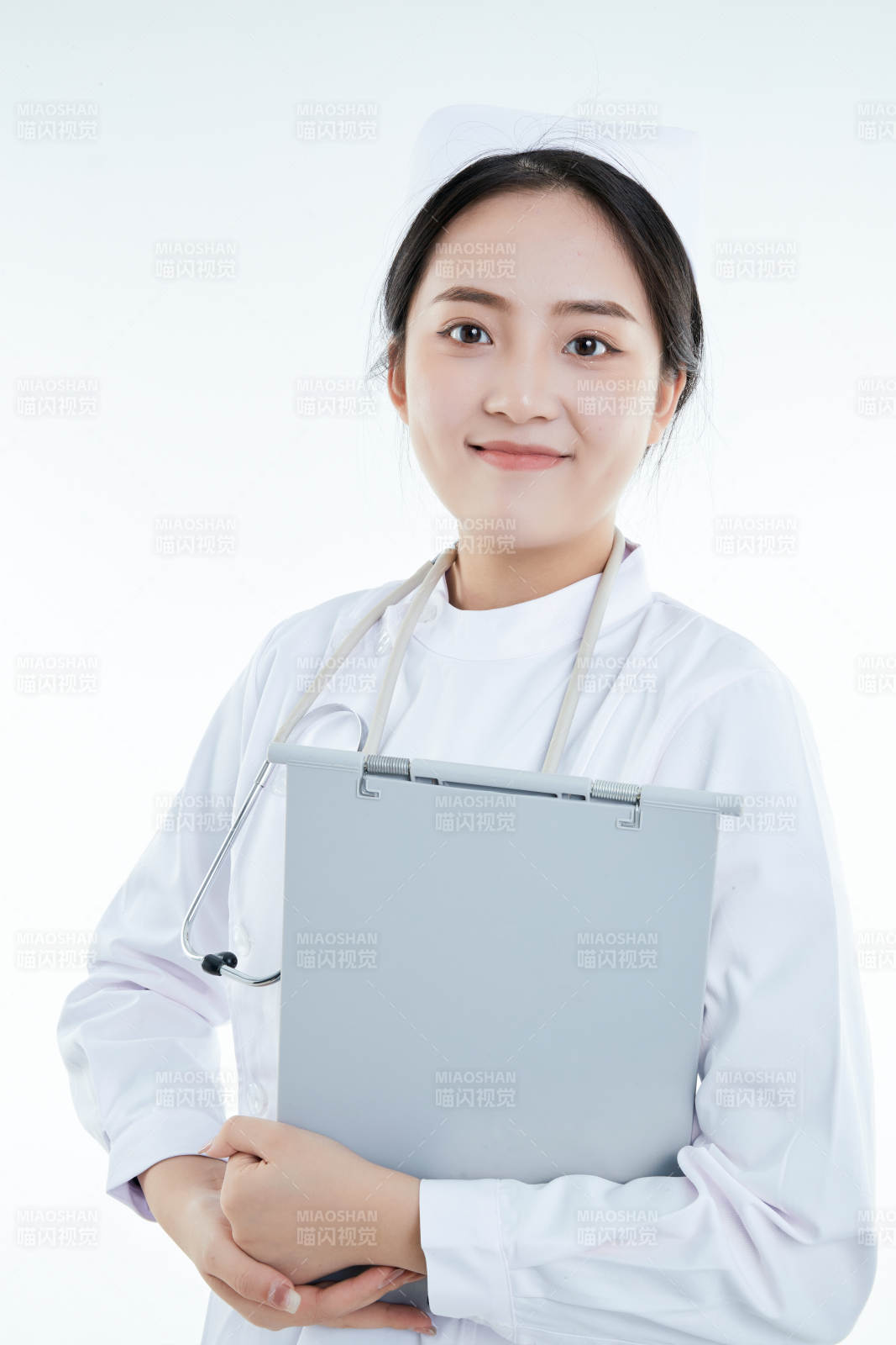白背景里穿護士服手持病歷夾的美女護士