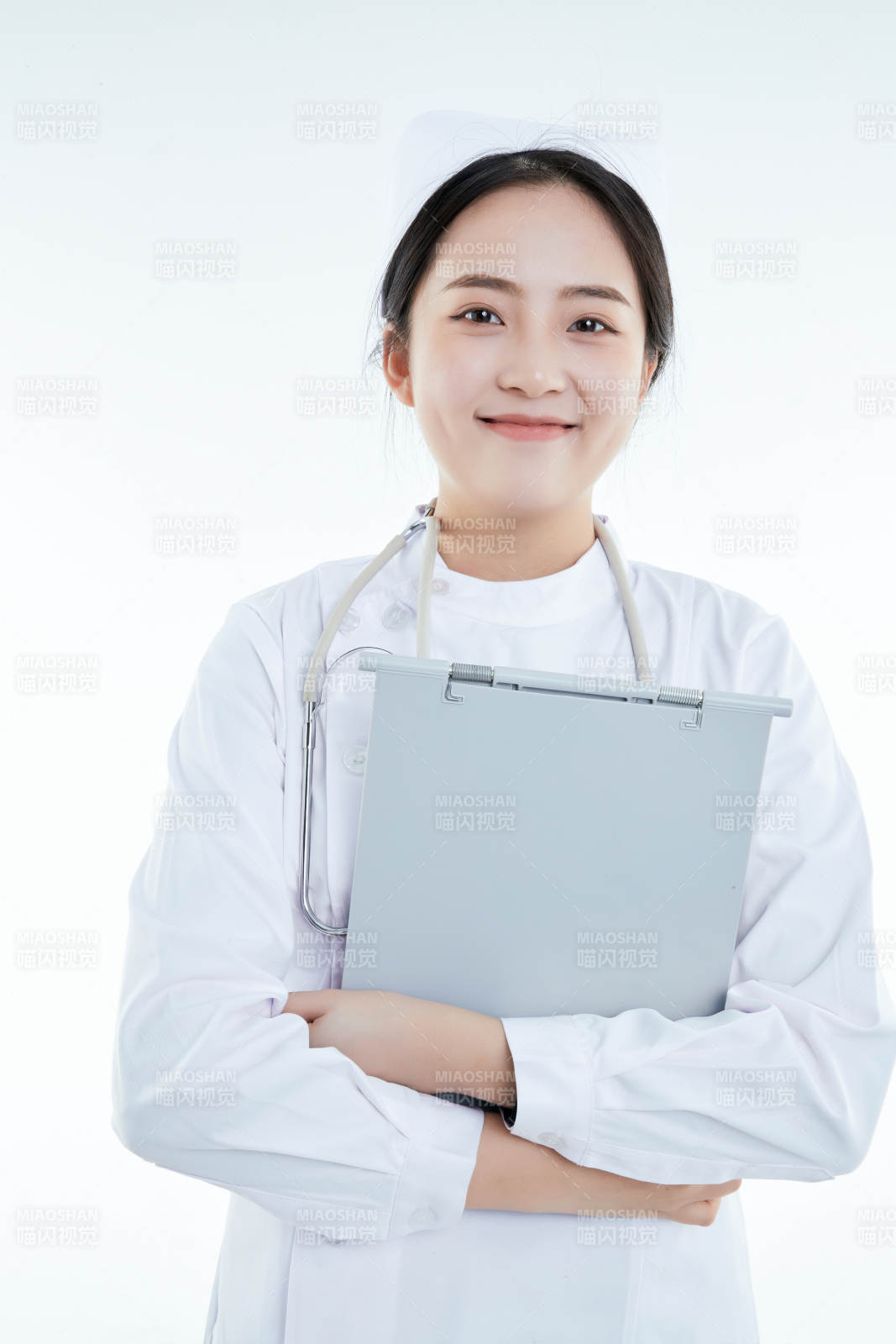 白背景里穿護士服手持病歷夾的美女護士