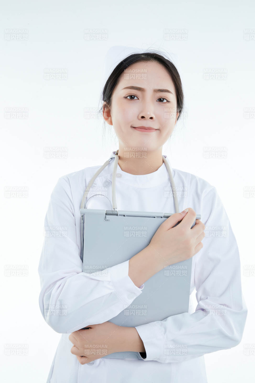 白背景里穿護士服手持病歷夾的美女護士