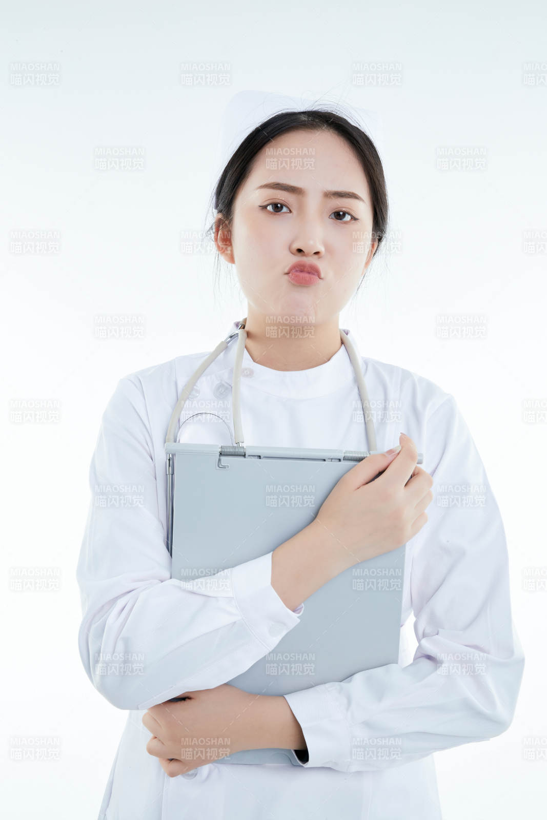 白背景里穿護士服手持病歷夾的美女護士