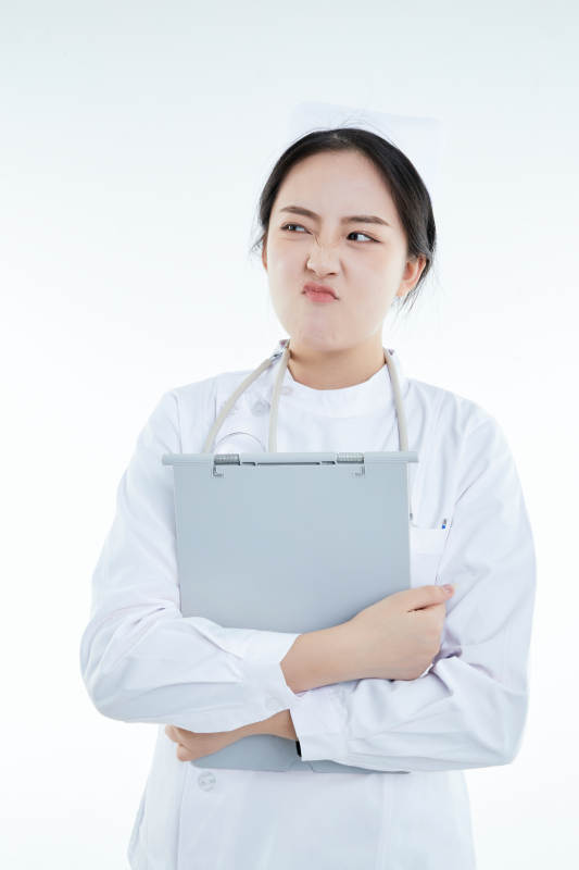 白背景里穿护士服手持病历夹的美女护士