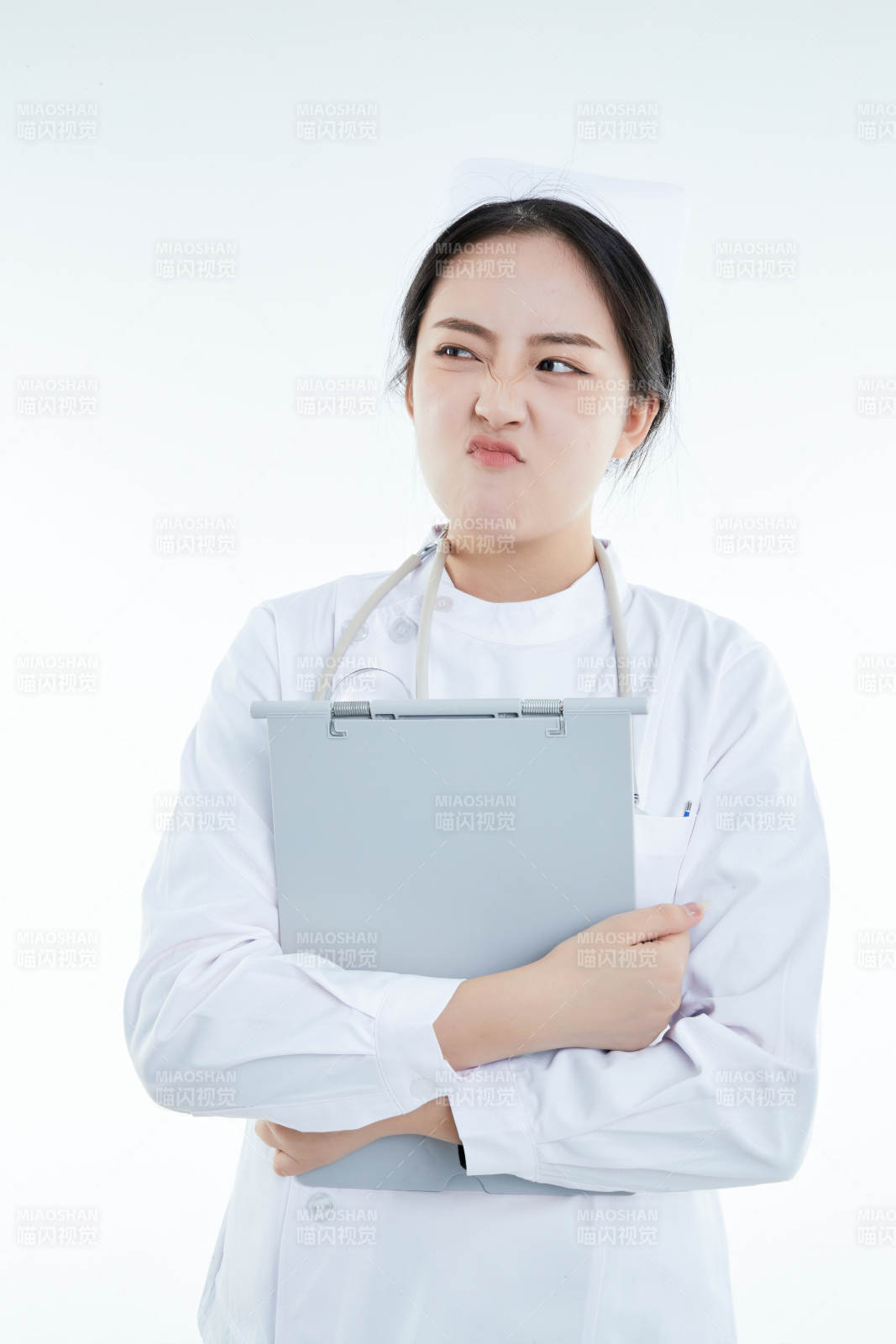 白背景里穿护士服手持病历夹的美女护士