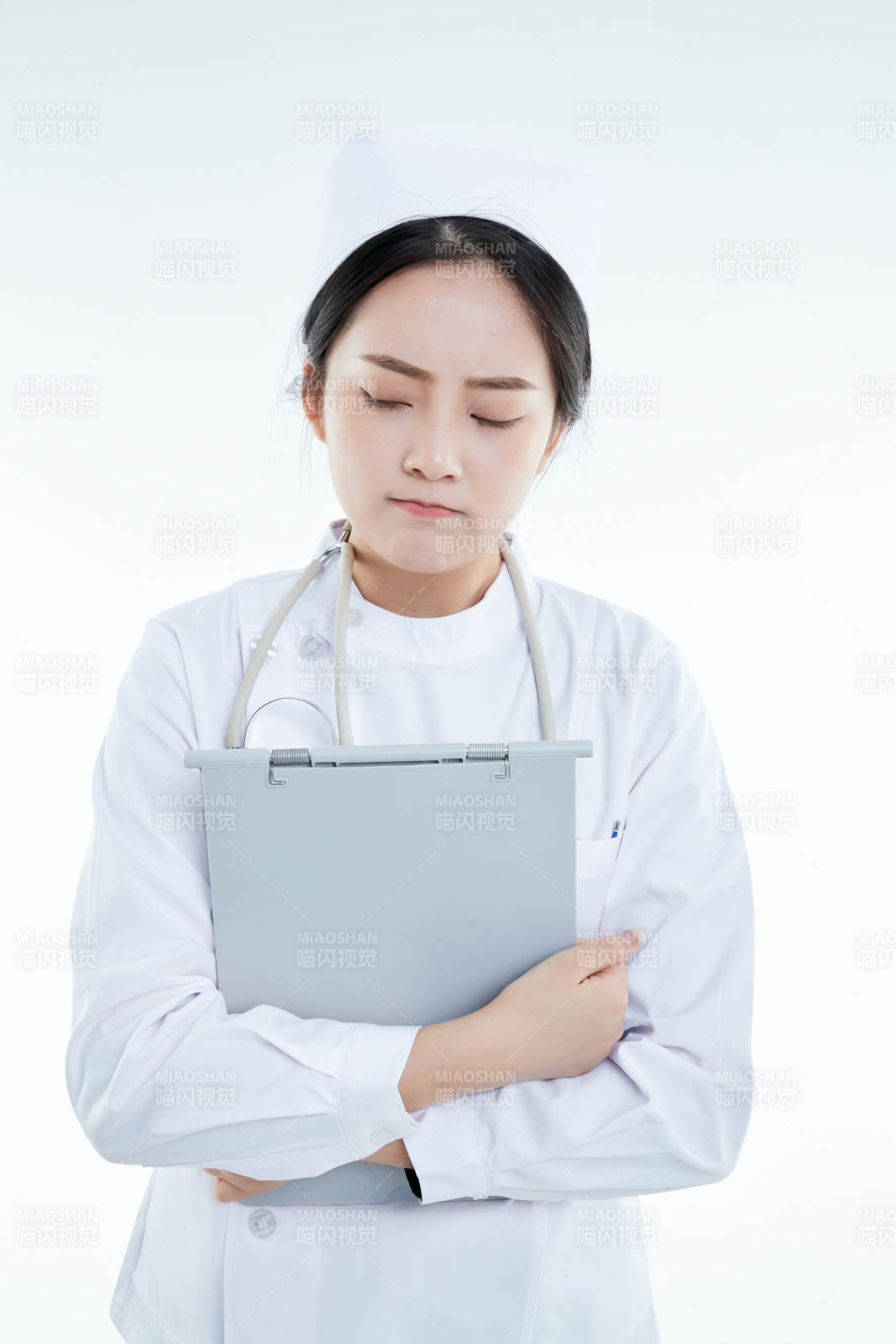 白背景里穿護士服手持病歷夾的美女護士