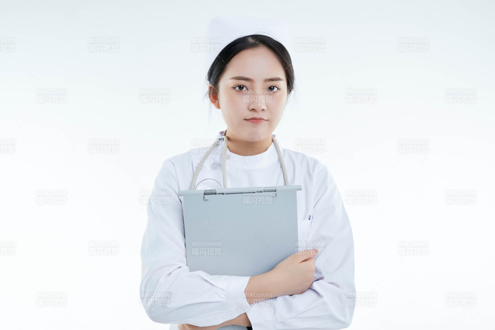 白背景里穿護士服手持病歷夾的美女護士