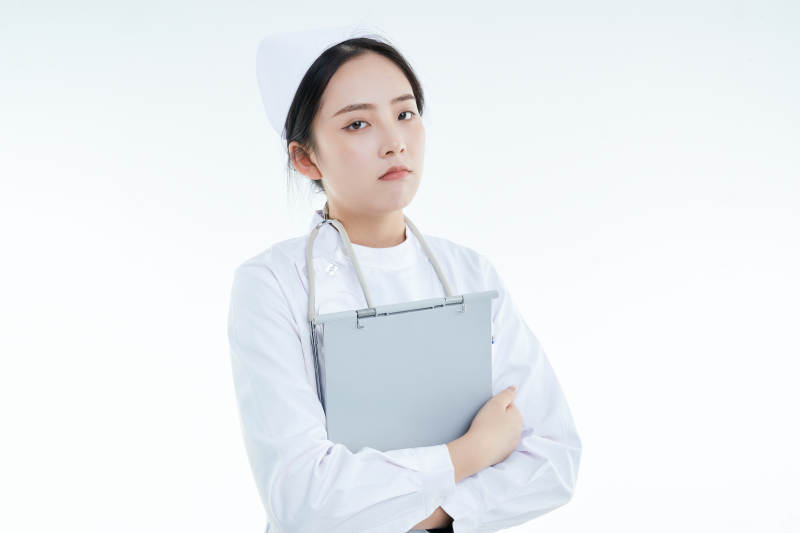 白背景里穿护士服手持病历夹的美女护士