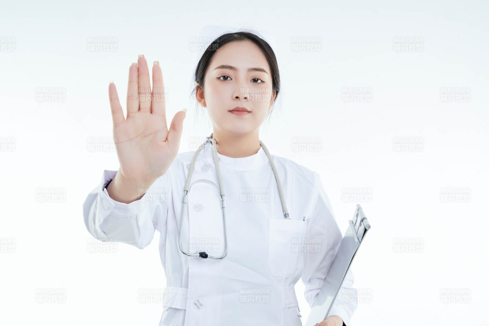 白背景里穿護士服手持病歷夾的美女護士