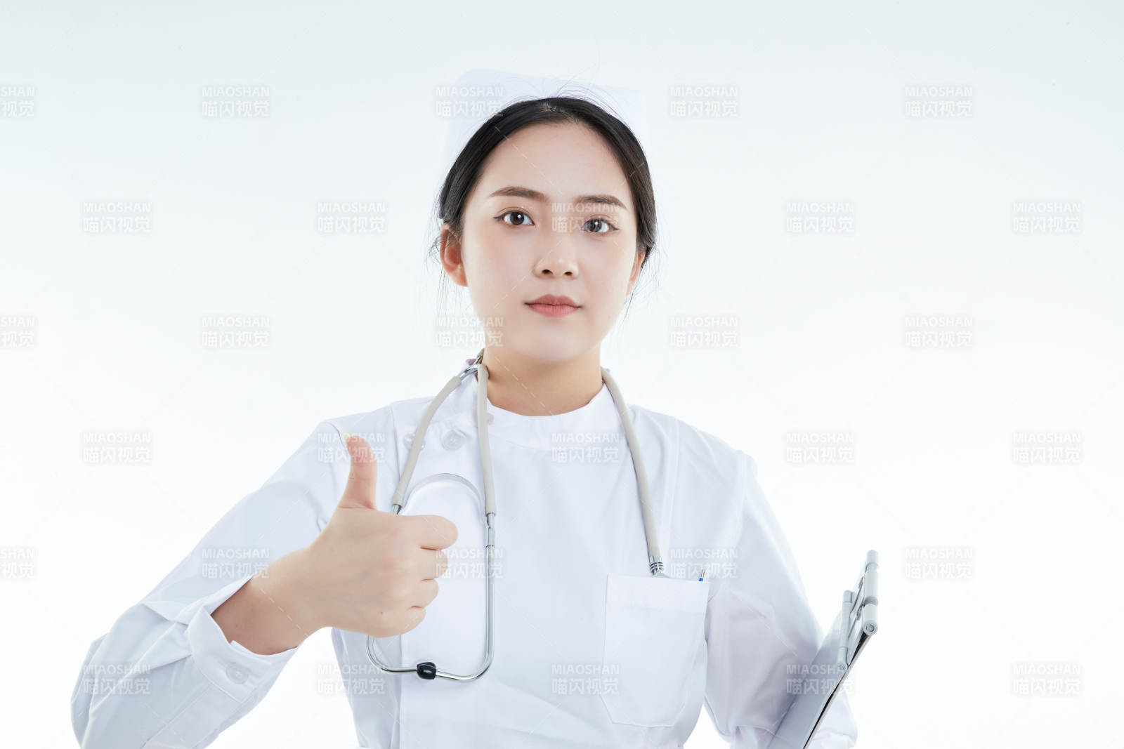 白背景里穿護(hù)士服手持病歷夾的美女護(hù)士