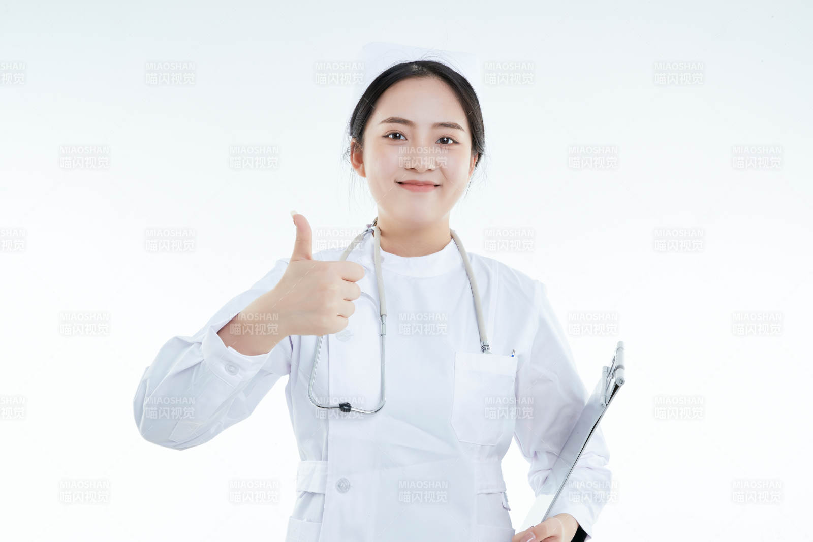 白背景里穿護士服手持病歷夾的美女護士