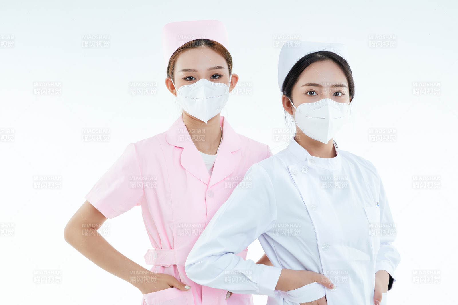 两位亚洲年轻女性医护人员