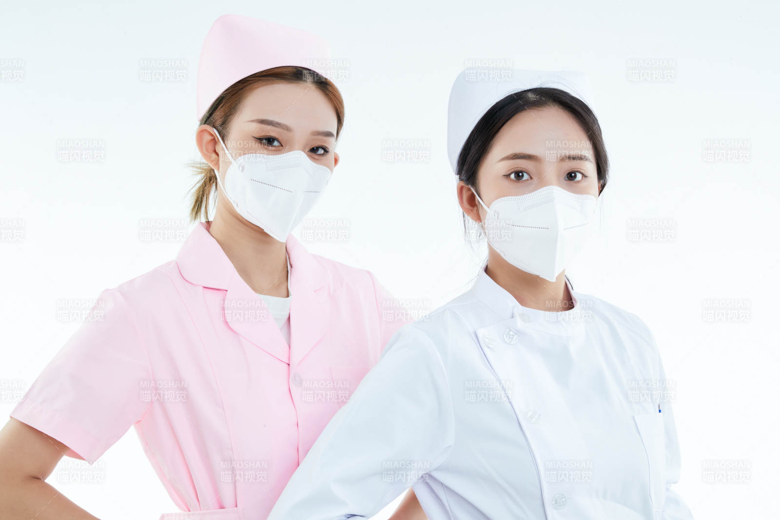 兩位亞洲年輕女性醫護人員