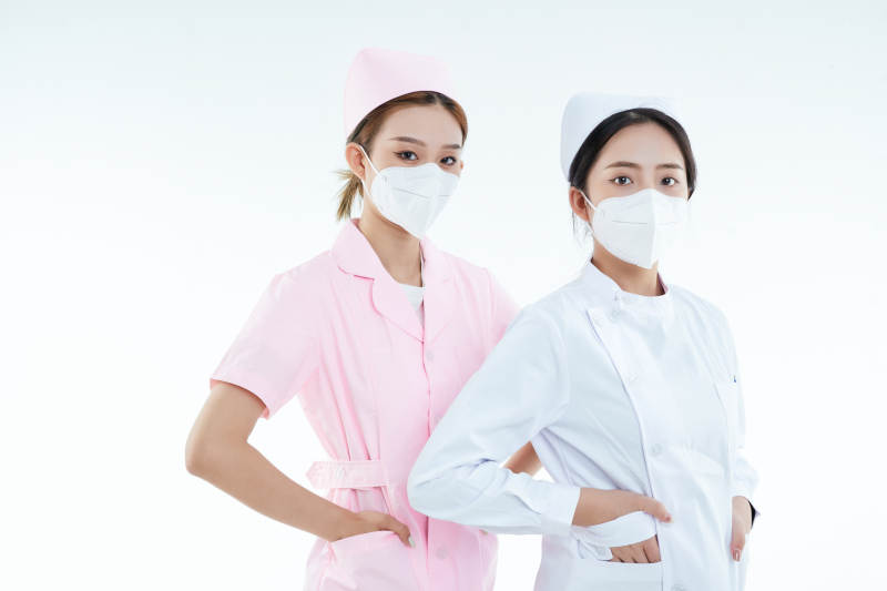 两位亚洲年轻女性医护人员