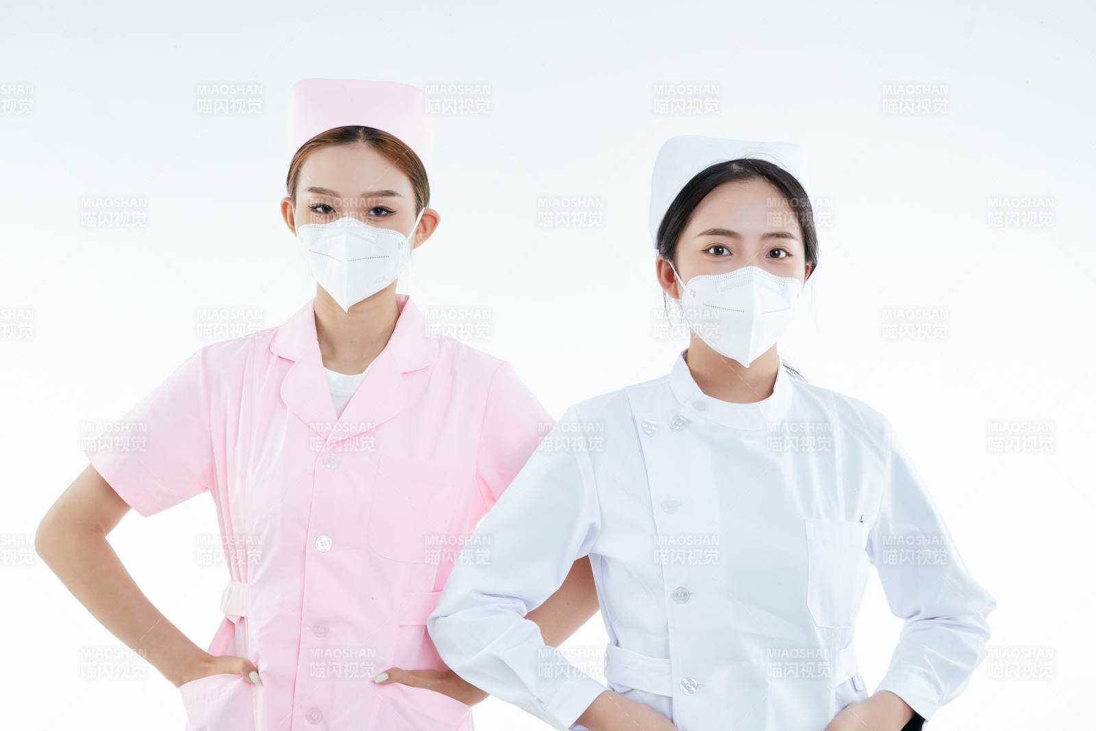 兩位亞洲年輕女性醫(yī)護(hù)人員