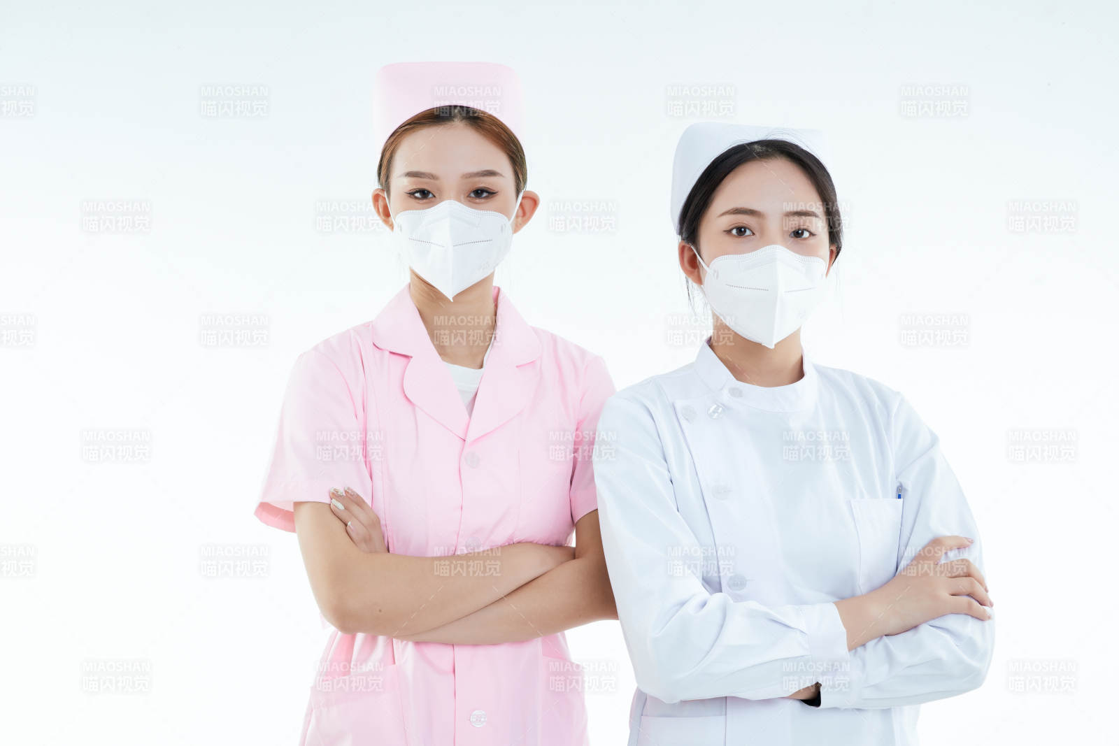 兩位亞洲年輕女性醫護人員