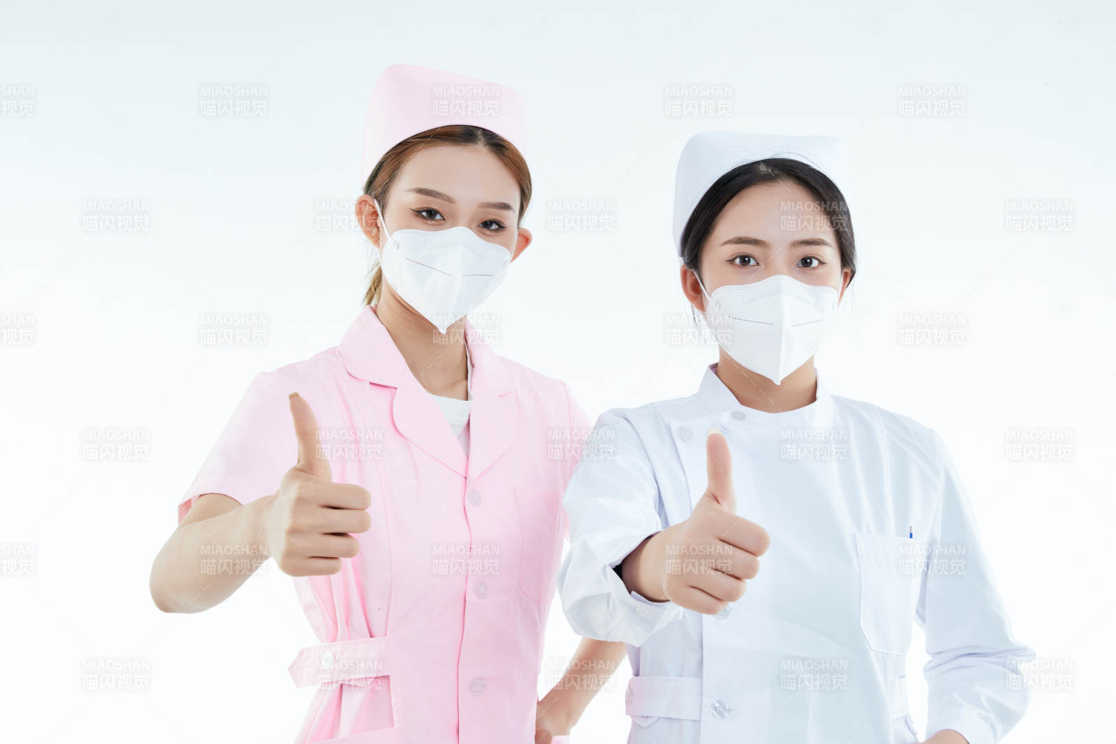 兩位亞洲年輕女性醫護人員