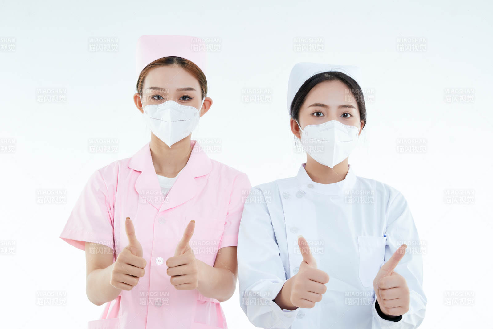 兩位亞洲年輕女性醫護人員