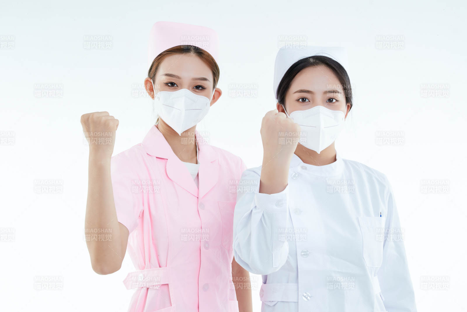 兩位亞洲年輕女性醫護人員