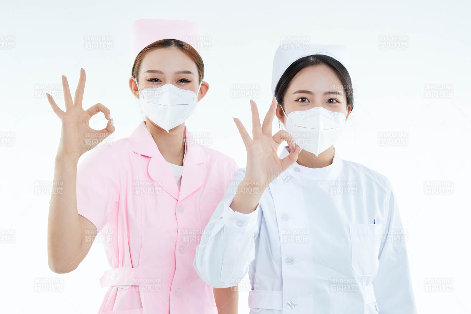 兩位亞洲年輕女性醫(yī)護人員