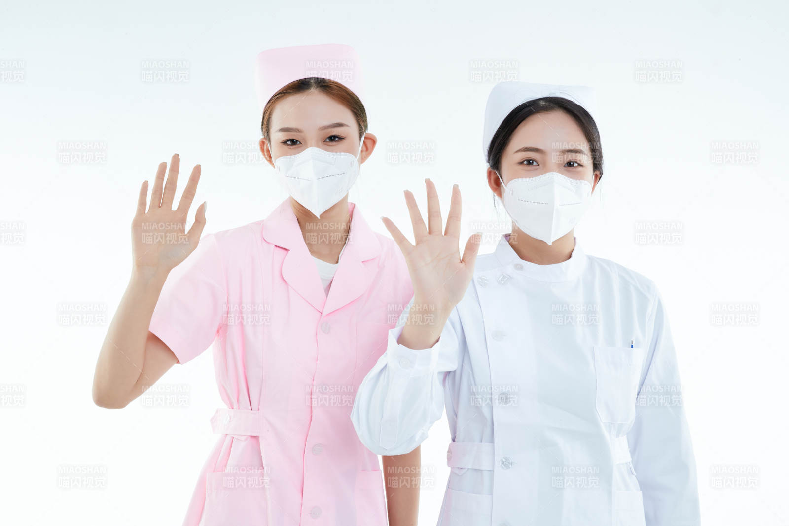 兩位亞洲年輕女性醫護人員