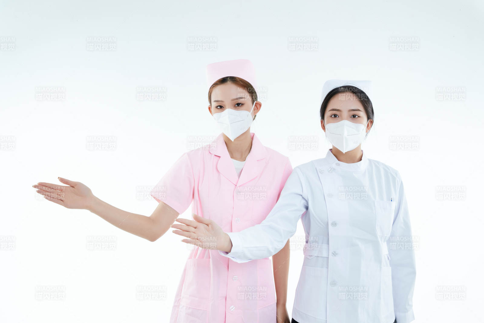 兩位亞洲年輕女性醫(yī)護(hù)人員