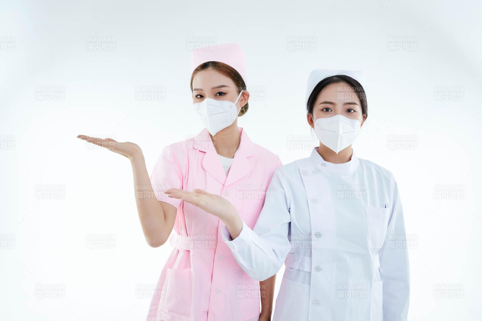 兩位亞洲年輕女性醫(yī)護(hù)人員