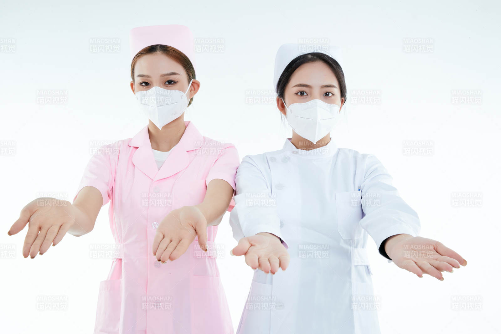 兩位亞洲年輕女性醫(yī)護人員