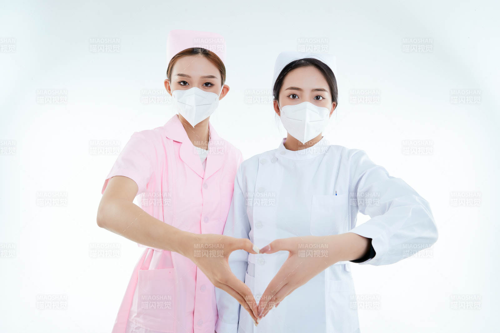 兩位亞洲年輕女性醫(yī)護(hù)人員