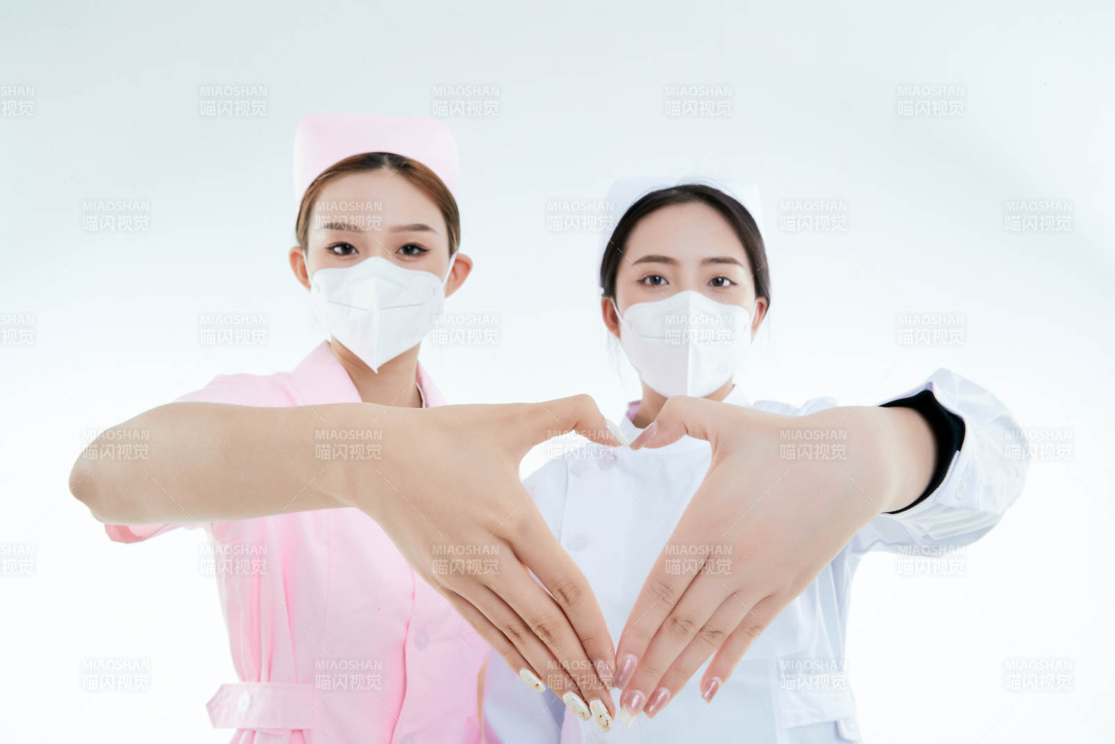 兩位亞洲年輕女性醫(yī)護人員