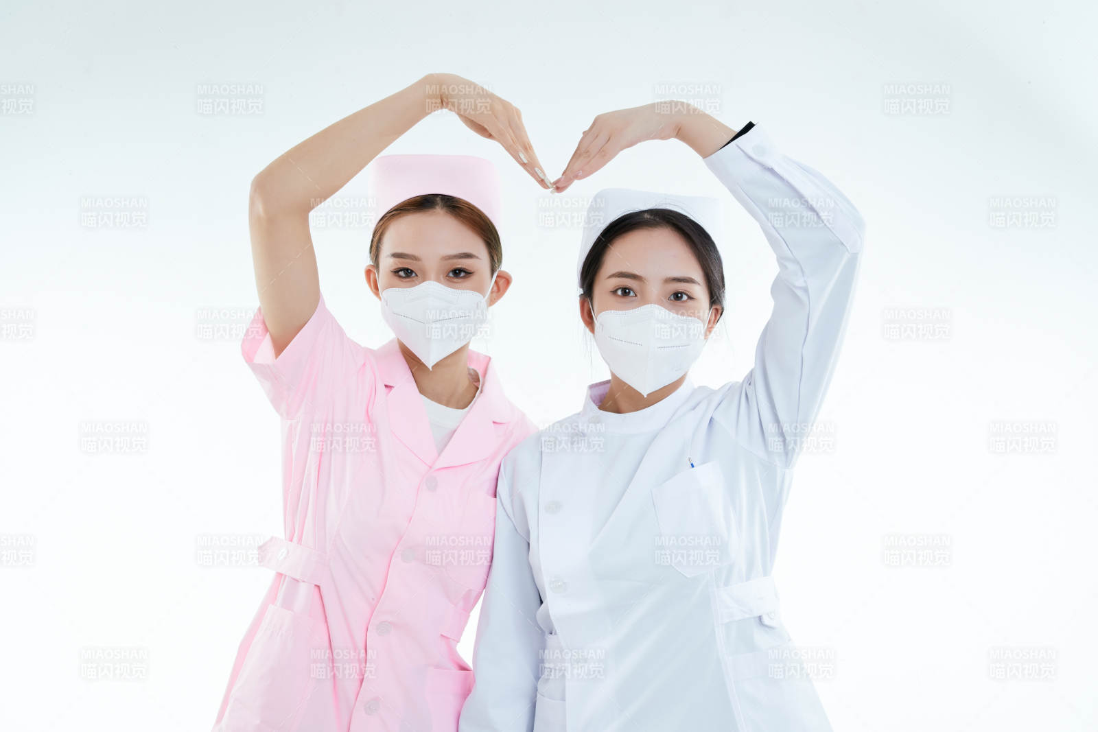 兩位亞洲年輕女性醫護人員