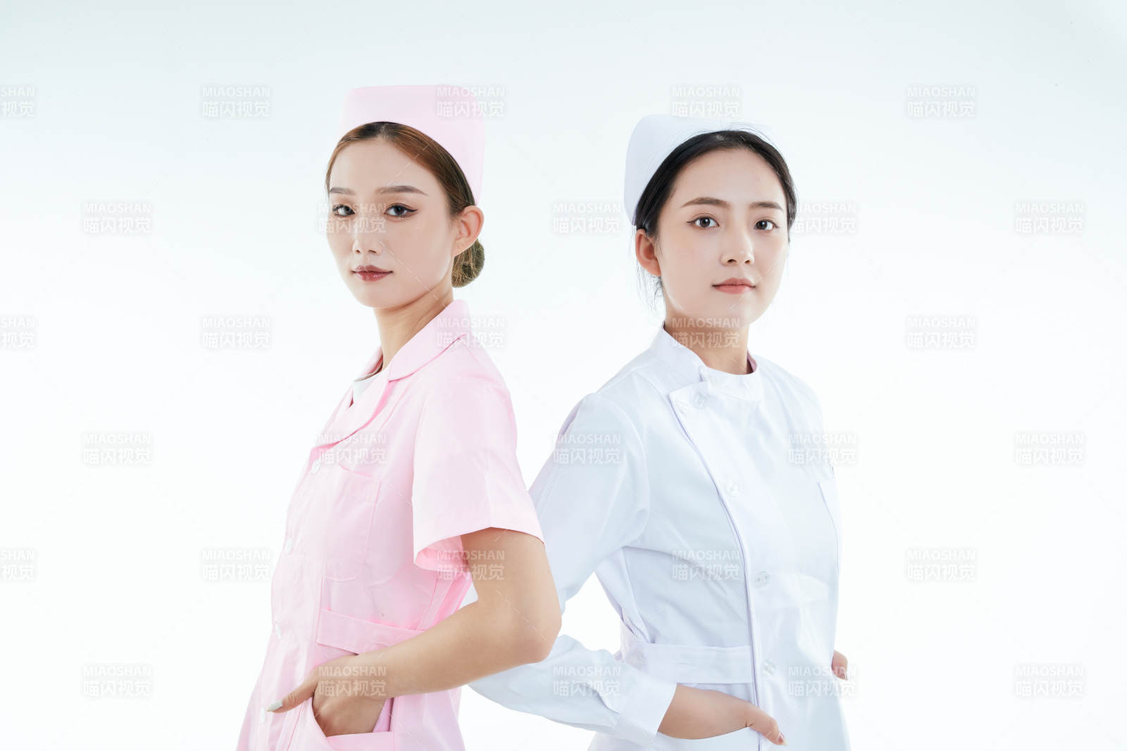 兩位亞洲年輕女性醫護人員