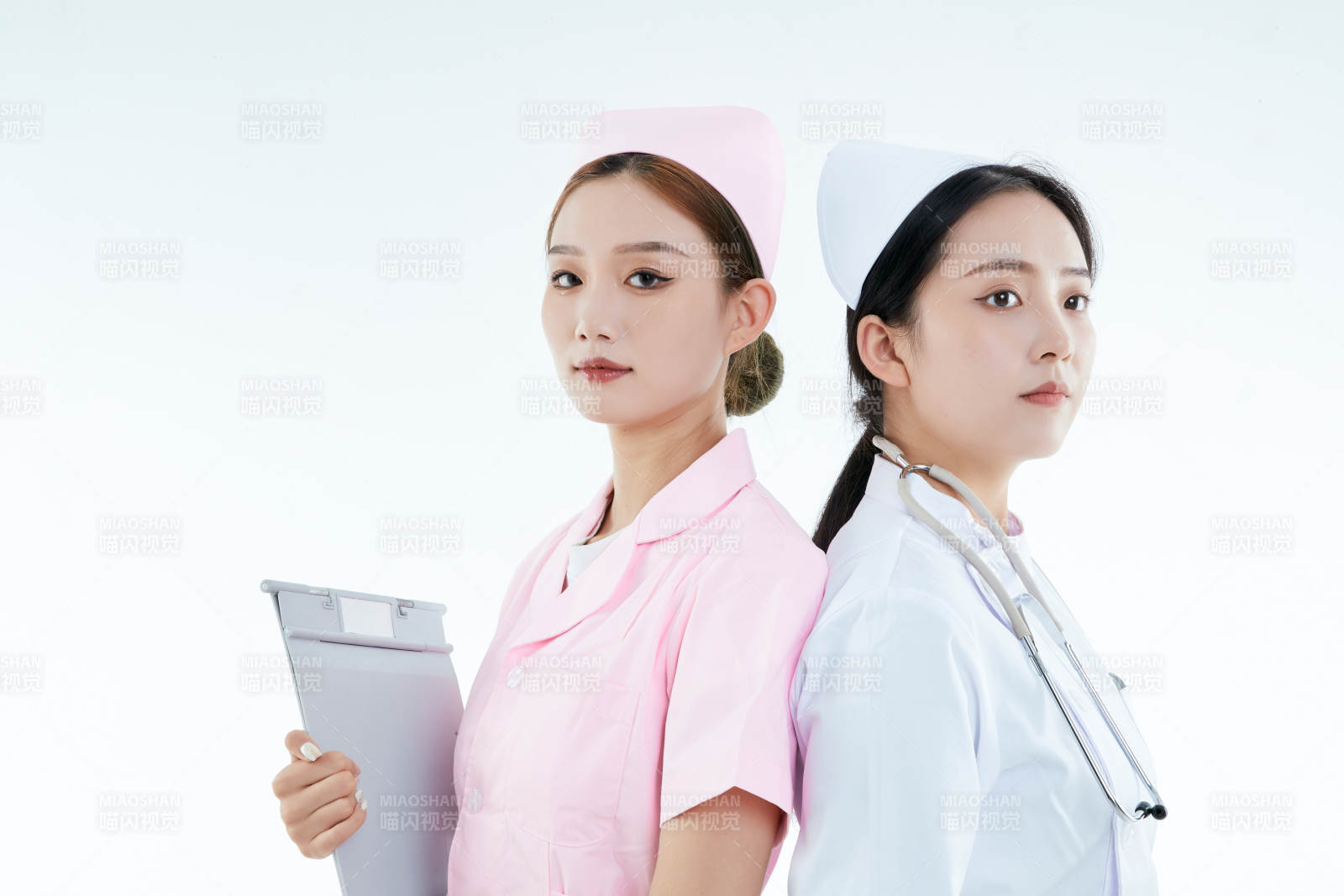 兩位亞洲年輕女性醫(yī)護(hù)人員