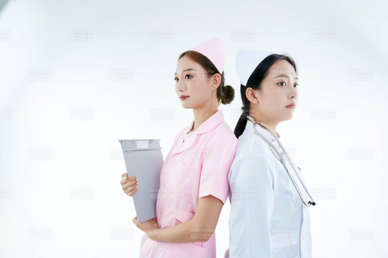 兩位亞洲年輕女性醫護人員